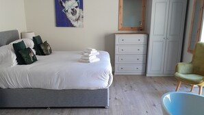 3 habitaciones, tabla de planchar con plancha, cuna de viaje y wifi 