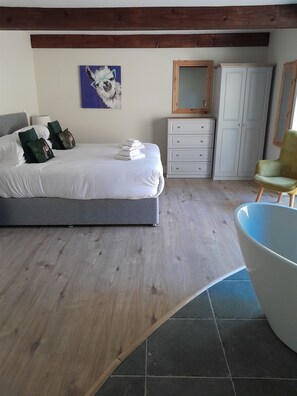 3 chambres, fer et planche à repasser, lit de bébé portatif, Wi-Fi