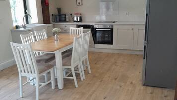 雪櫃、微波爐、焗爐、洗碗機