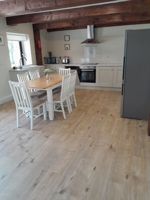 Réfrigérateur, four à micro-ondes, un four, lave-vaisselle