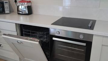 雪櫃、微波爐、焗爐、洗碗機