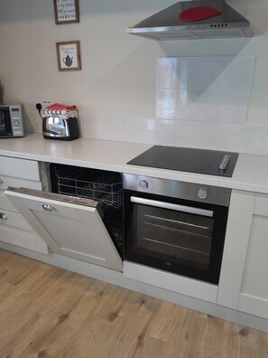 Réfrigérateur, four à micro-ondes, un four, lave-vaisselle