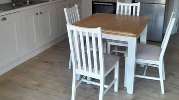 雪櫃、微波爐、焗爐、洗碗機