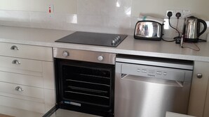 Kühlschrank, Mikrowelle, Ofen, Geschirrspüler