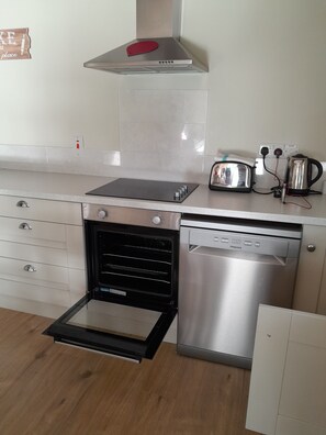 Fridge, microwave, oven, dishwasher - Cozy, comfortable cottage on an alpaca farm (Newtownmountkennedy)