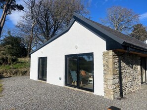 Exterior - Cozy, comfortable cottage on an alpaca farm (Newtownmountkennedy)