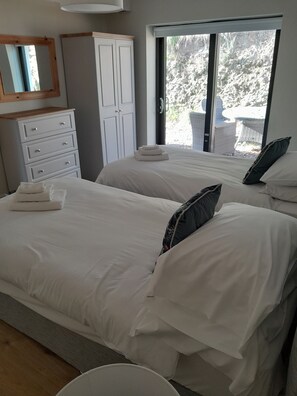 2 bedrooms, iron/ironing board, travel cot, WiFi - Cozy, comfortable cottage on an alpaca farm (Newtownmountkennedy)