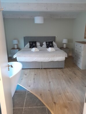 2 bedrooms, iron/ironing board, travel cot, WiFi - Cozy, comfortable cottage on an alpaca farm (Newtownmountkennedy)