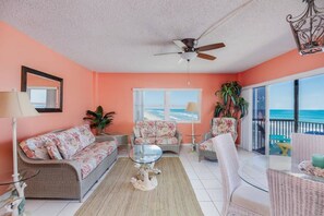 Smart TV - You cannot get any closer to the beach! 2BR condo (Satellite Beach)