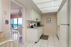 Fridge, microwave, oven, stovetop - You cannot get any closer to the beach! 2BR condo (Satellite Beach)