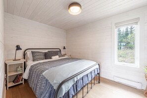 3 slaapkamers, een strijkplank/strijkijzer, wifi, beddengoed