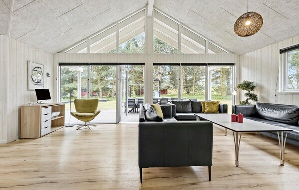 TV, peis, fotballspill og bordtennis