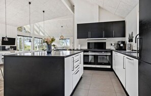 Kjøleskap, ovn, oppvaskmaskin og kaffetrakter/tekoker