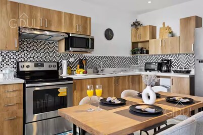 Modern apt with stunning city and mountain views