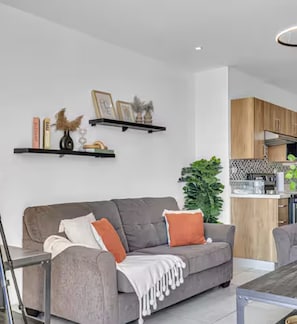 TV - Modern apt with stunning city and mountain views (San Salvador)