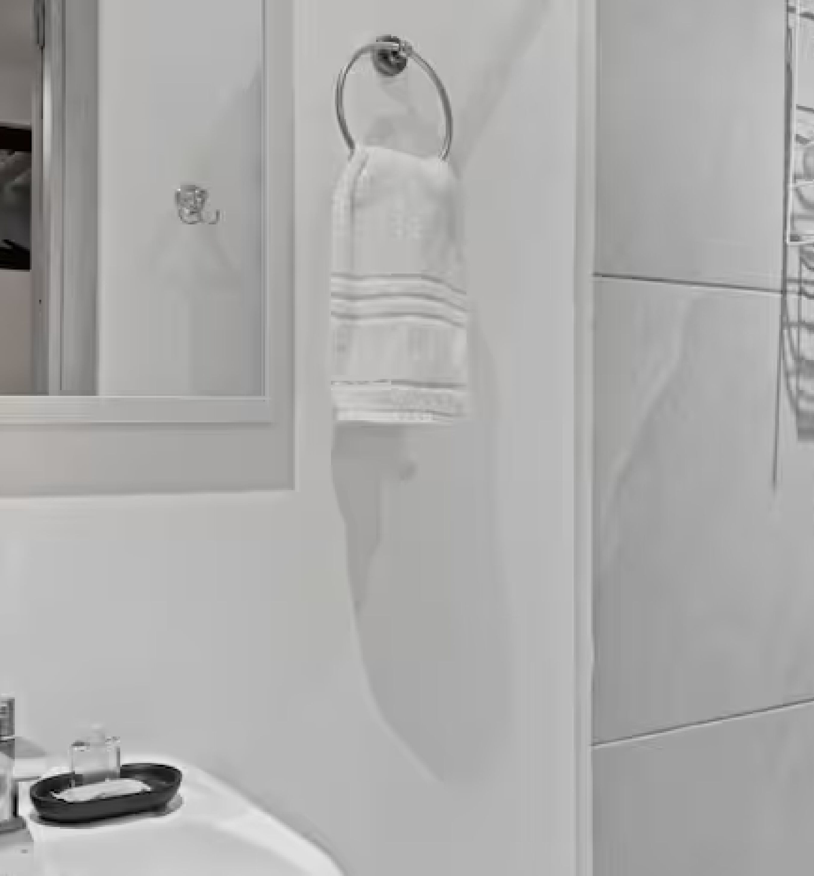 Douche, sèche-cheveux, serviettes fournies, savon