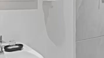 Douche, sèche-cheveux, serviettes fournies, savon