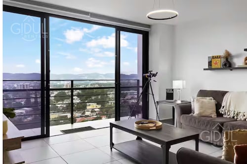 Modern apt with stunning city and mountain views