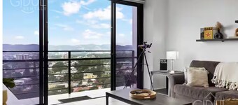 Modern apt with stunning city and mountain views