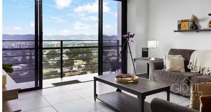 Modern apt with stunning city and mountain views