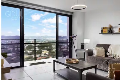 Modern apt with stunning city and mountain views