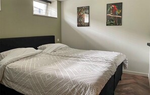 3 quartos, ferros/tábuas de passar roupa, berço de viagem