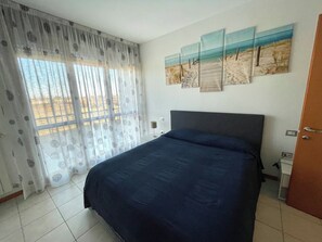 1 chambre, coffre-fort, fer et planche à repasser, lit de bébé portatif