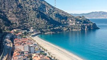 Una spiaggia nelle vicinanze