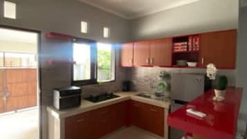 Oven, stovetop, coffee/tea maker, blender