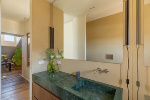 Bruser, hårtørrer, bidet