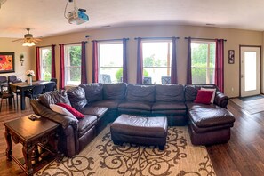 Smart TV, books - Ozark Family Retreat and Tree-house (Reeds Spring)