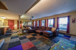 Smart TV, books - Ozark Family Retreat and Tree-house (Reeds Spring)