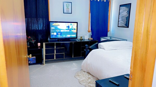 2 quartos, escrivaninha, ferros/tábuas de passar roupa, berço de viagem