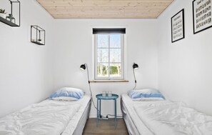 2 bedrooms, travel cot, free WiFi - Awesome home in Hadsund with WiFi (Hadsund)