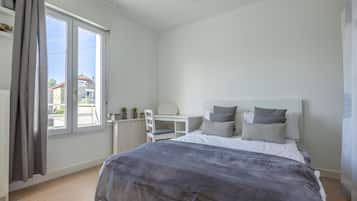3 bedrooms, iron/ironing board, WiFi, bed sheets