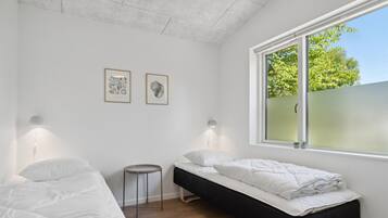 8 bedrooms, travel crib, free WiFi