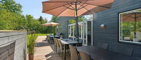 تناول الطعام بالخارج