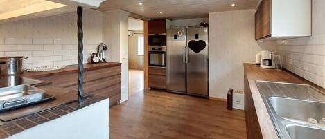 Kylskåp, ugn, spishäll och diskmaskin