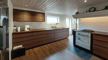 Een koelkast, een oven, een kookplaat, een vaatwasser