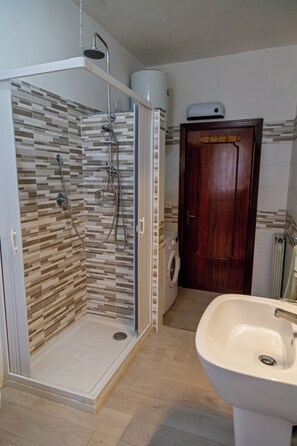Doccia, asciugacapelli, bidet, asciugamani