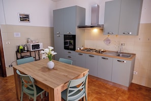 Fridge, oven, stovetop, coffee/tea maker - Apartment with courtyard and private parking. Pets allowed :) (Mondragone)