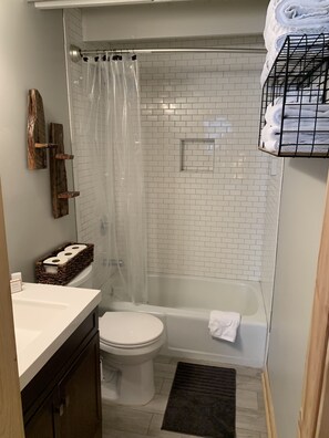 Shower, towels, soap, shampoo - Pine Ridge retreat on Beech Mountain, quiet with fireplace and mountain views! (Beech Mountain)