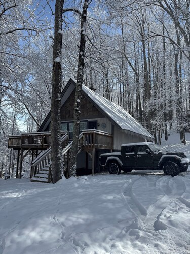 Pine Ridge retreat on Beech Mountain, quiet with fireplace and mountain views!