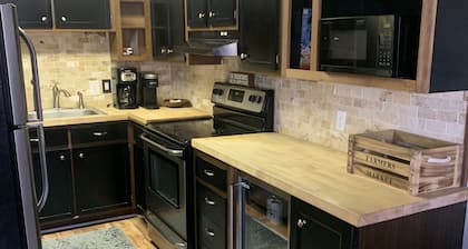 Pine Ridge retreat on Beech Mountain, quiet with fireplace and mountain views!