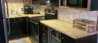Pine Ridge retreat on Beech Mountain, quiet with fireplace and mountain views!