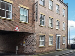 Un edificio de ladrillo con varias ventanas y un letrero que dice 'The Old Brewery'.