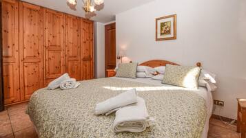 1 bedroom, travel crib, bed sheets