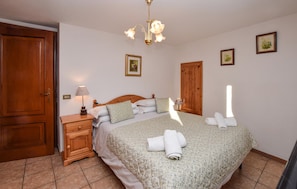 1 bedroom, travel crib, bed sheets