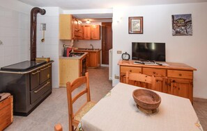 Fridge, microwave, stovetop, cookware/dishes/utensils - Beautiful apartment in Châtillon (Châtillon)