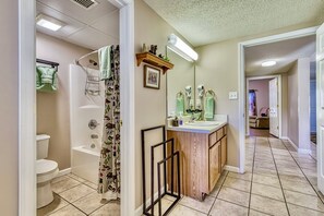 Baignoire à jets, sèche-cheveux, serviettes fournies